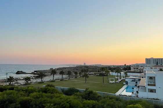 Auringonlasku kuvattuna huoneesta 1917, Ocean Beach Club – Kypros