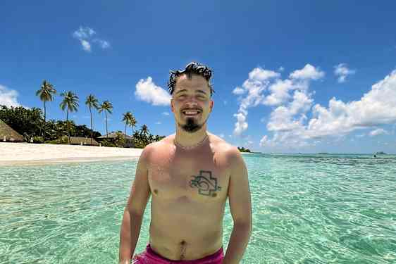 Käärijä uimassa Malediiveilla