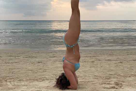 Päällä seisontaa Kamala Beachillä