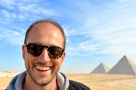 Zakaria Egyptissä taustalla pyramideja