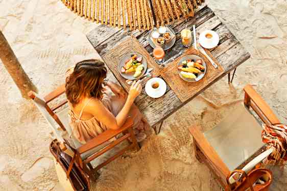 Ruokapöytä katettuna hiekalle