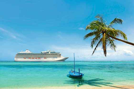 Pakettimatkat. Risteilyalus, jonka aurinkokannella on uima-allas