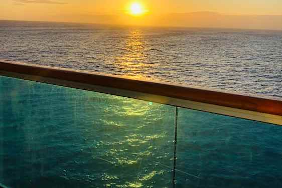 Auringonlasku merellä hytin parvekkeelta katsottuna