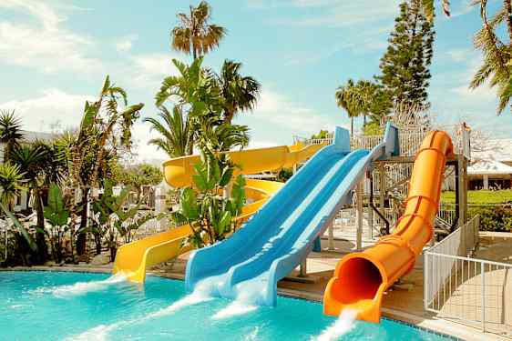 Vesiliukumäkiä Sunwing Sandy Bay Beach -hotellissa