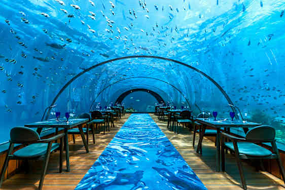 Meren pinnan alla sijaitseva ravintola 5.8 Hurawalhilla, Malediiveilla.