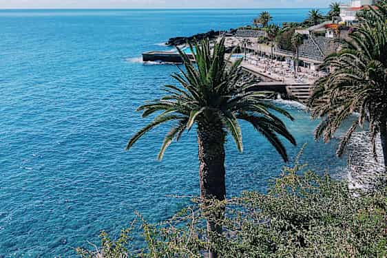 Aurinkoloma Lidossa ja pulahdus mereen