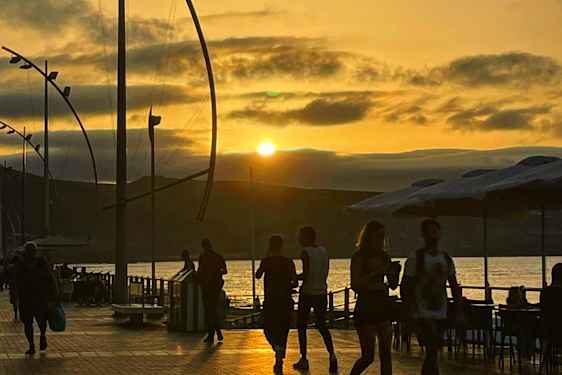 Auringonlasku Las Canterasin rannalla.