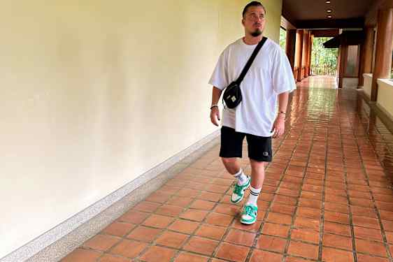 Käärijä Hua Hinissä lomalla