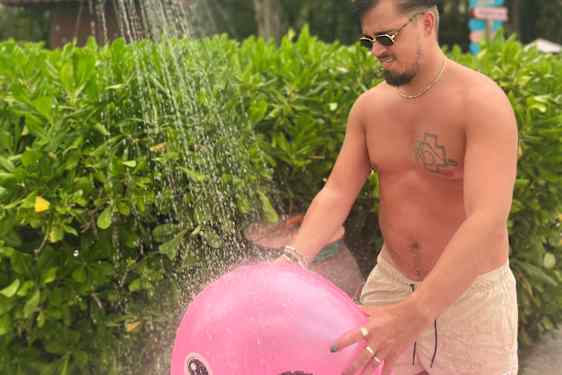 Käärijä ja flamingo-uimalelu lomalla