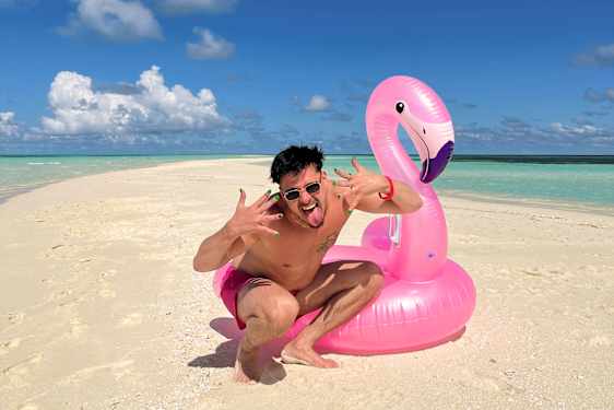 Käärijä Malediiveille rannalla