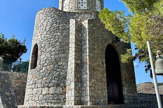 Kirkko  matkalla Pyhän Johanneksen luolalle