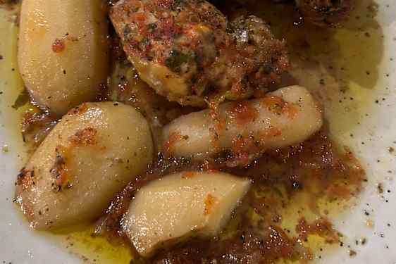 Kanaa ja perunoita Afratassa