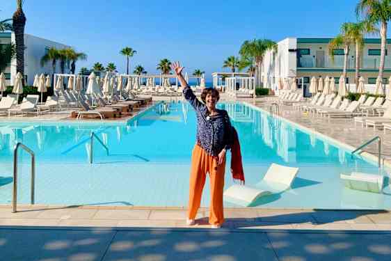 Lottie Knutson Sunwing Sandy Bay -hotellin altaan äärellä