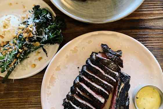 Grillattua lihaa lautasilla