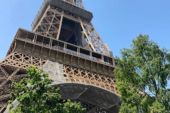 Näkymä Eiffel-tornille väliaikaisten aitausten luota