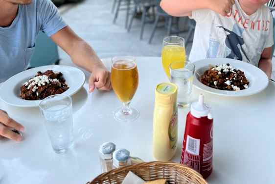 Poika näyttää peukkua