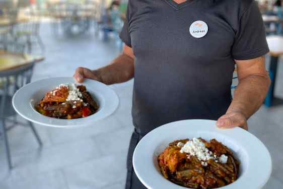 Kokki tarjoilee annoksia