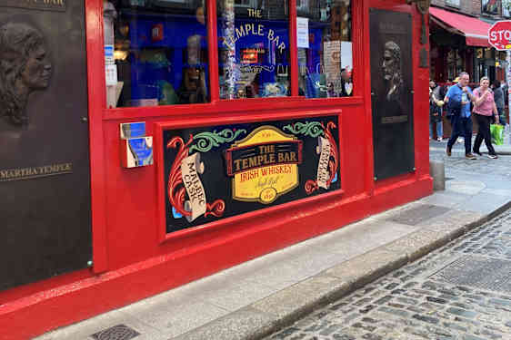 The Temple Barin punainen julkisivu