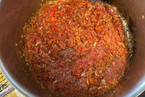 Sipulia ja tomaattia padassa