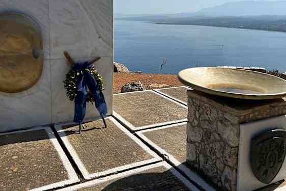 Muistomerkki Kreetan taistelussa kaatuneille kadeteille