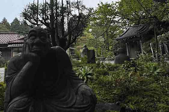 Kivifiguureja Hakonessa