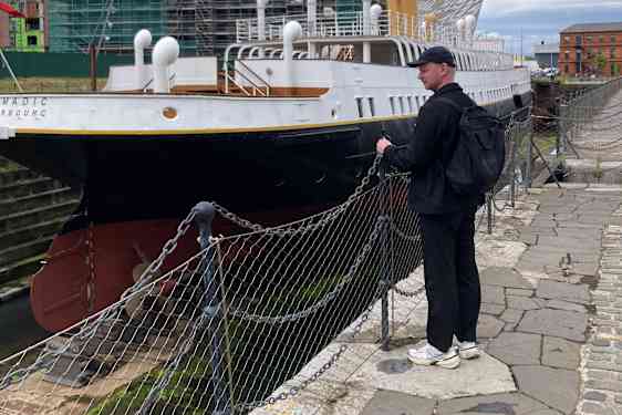 Titanicin vanha telakka. Taustalla näkyy pienempi alus.