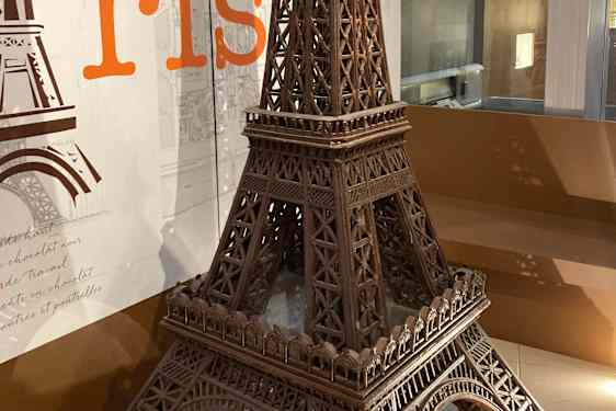 Uskomaton taidonnäyte! Parimetrinen Eiffel-torni on tehty kokonaan suklaasta.
