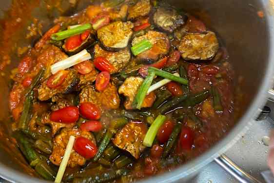 Värikkäitä vihanneksi padassa