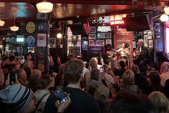 Bändi soiottamassa The Temple Barissa.