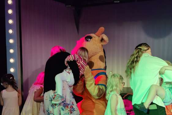 Lapsia halaamassa maskotteja