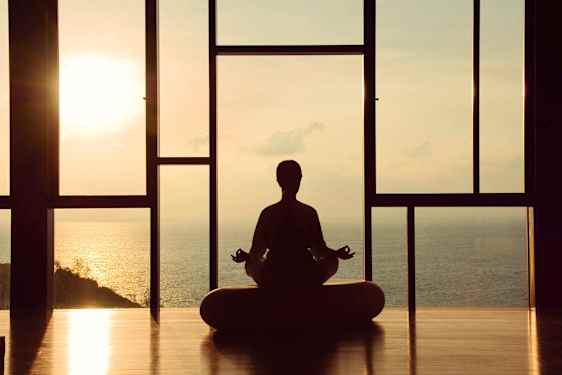 Henkilö meditoimassa