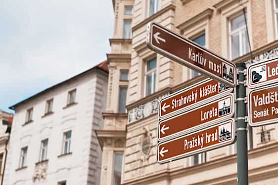 opastekylttejä Prahassa