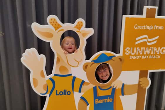 Äiti ja tytär kurkkivat Lollo & Bernie -pahvifiguurien kasvoaukoista.