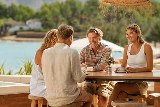 Kaksi pariskuntaa istuu pöydän ääressä,Sunprime Pollensa Bay
