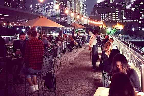 Upeat näköalat City Vineyard -ravintolasta New Yorkissa