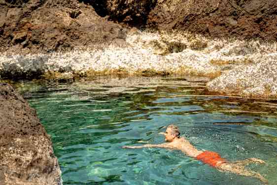 Mies uimassa Teneriffalla