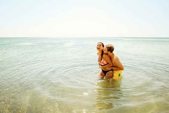 Mies ja nainen meressä