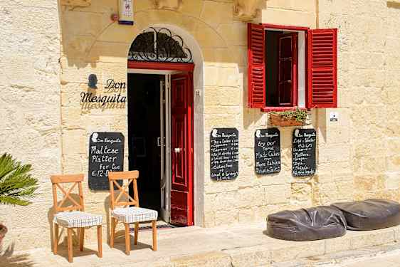 Tuolit kadulla viinibaarin edessä