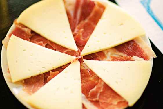manchegojuustoa ja kinkkua