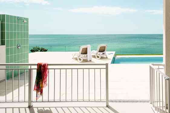 Family Garden -hotellin huone, josta pääsy omaan uima-altaaseen