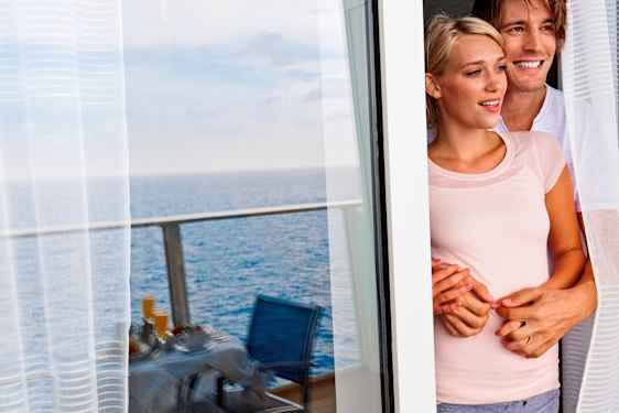 Mies ja nainen hyttiparvekkeen oviaukossa