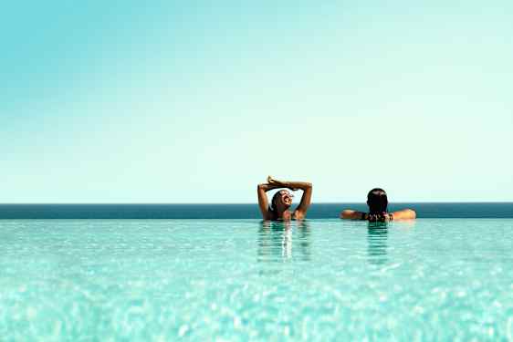Naiset uima-altaassa