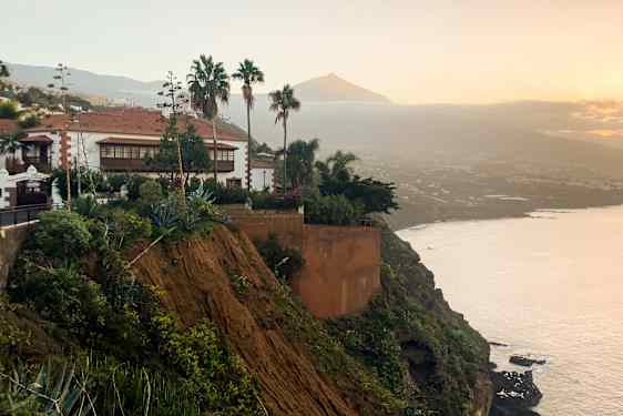 Puerto De La Cruz ja Teide taustalla
