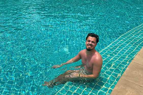 Käärijä uima-alttaalla Thaimaassa