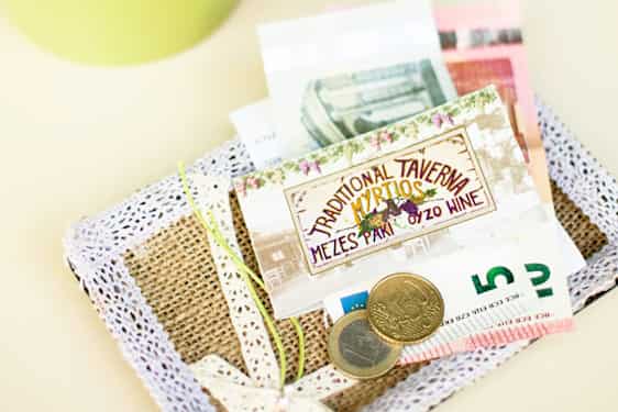 Käteiseuroja ja käyntikortti pöydälläEuro og visitkort på et bord