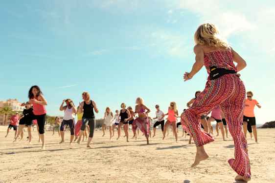 ryhmä tanssimassa rannalla