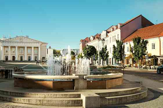 Raatihuoneen tori sijaitsee Vilnan Vanhassakaupungissa