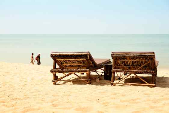 Aurinkotuolit rannalla Thaimaassa