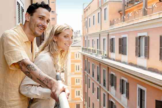 Pari parvekkeella Roomassa