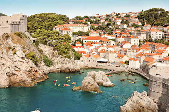 Dubrovnikissa on vehreää vuoristoa, kristallinkirkasta vettä ja keskiaikainen linna